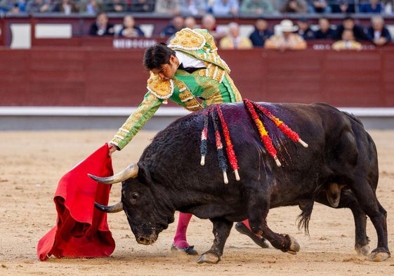 El diestro Miguel Ángel Perera durante la corrida de toros con reses de Fuente Ymbro, junto a los diestros Paco Ureña y Ginés Marín, este domingo en la Plaza de Toros de Las Ventas en Madrid.