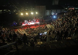 Camela pone en pie el Teatro de Medellín