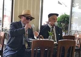 Dos portugueses toman café sin prisa en A Brasileira de Braga.