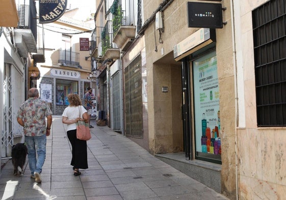 Tramo de la calle Paneras de Cáceres donde se ubica la vivienda en la que ha aparecido el hombre muerto.