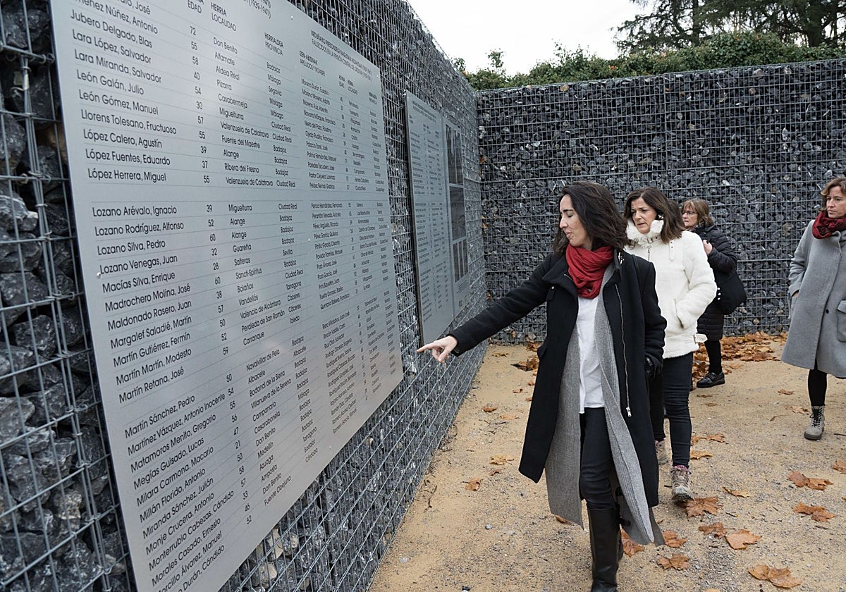 Panel en recuerdo de víctimas de la Guerra Civil, en el cementerio de Orduña.