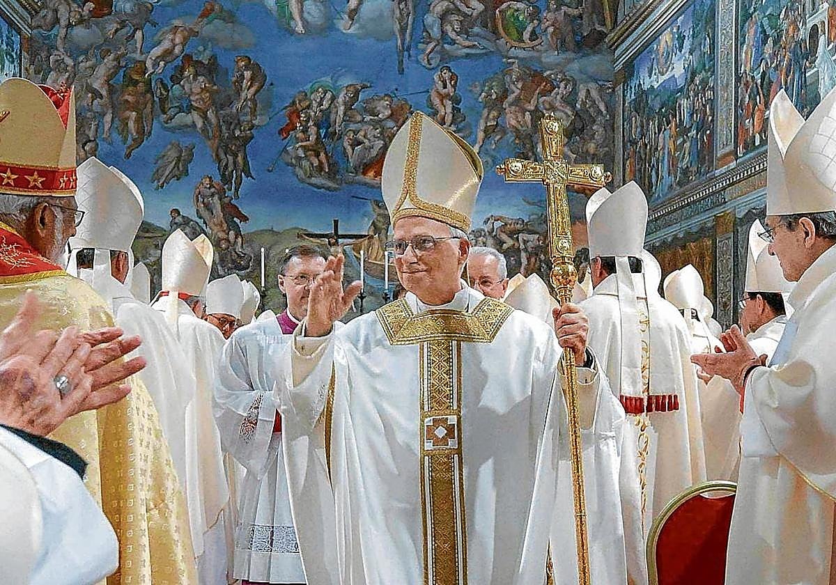 Los purpurados aplauden al Papa León XIV con 'El Juicio' de Miguel Ángel de fondo en la Capilla Sixtina.