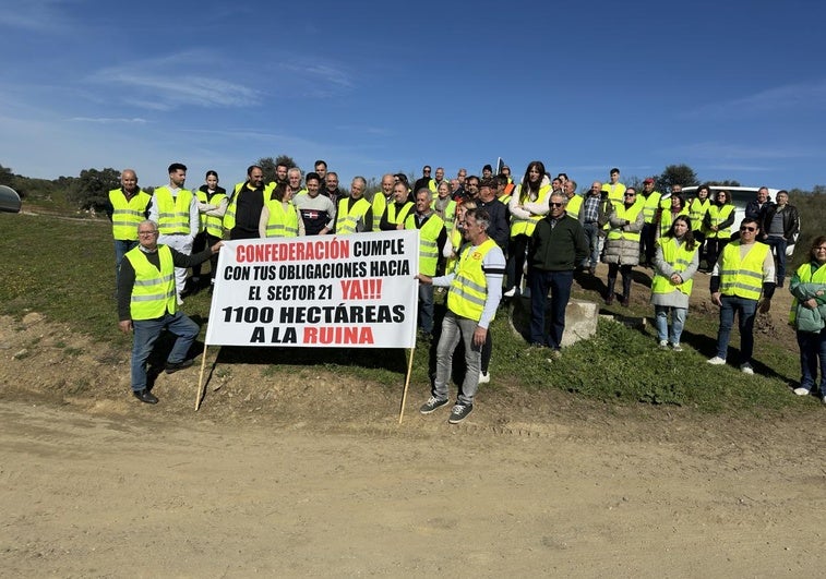 Regantes del Alagón protestan porque tienen que pagar derramas de hasta 60.000 euros