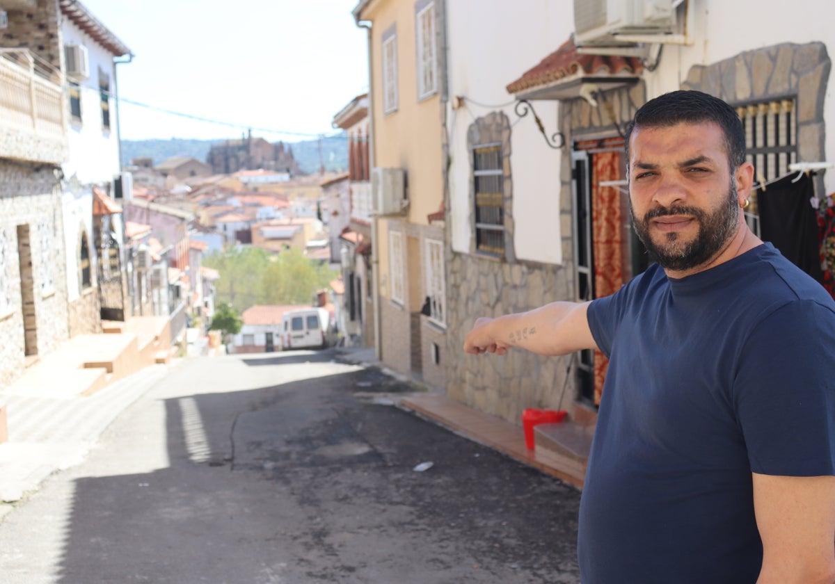 El abuelo de Camelia muestra la calle donde tuvo lugar el tiroteo.