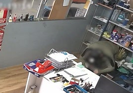 Robo del autor en la oficina del taller mecánico.