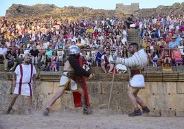 Recreación en el Anfiteatro de la lucha entre un homoplaco contra un secutor en 2024.