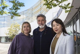 La actriz Alejandra Jaquotot, Emilio Aragón y la gerente de la OEX, Hae Won Oh.