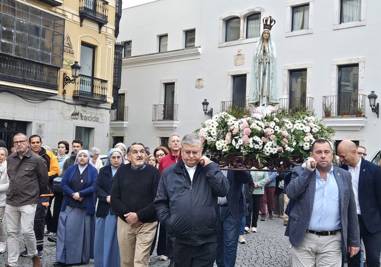 El arzobispo Rodríguez Carballo se echa al hombro a la Virgen de Fátima en la celebración de las apariciones