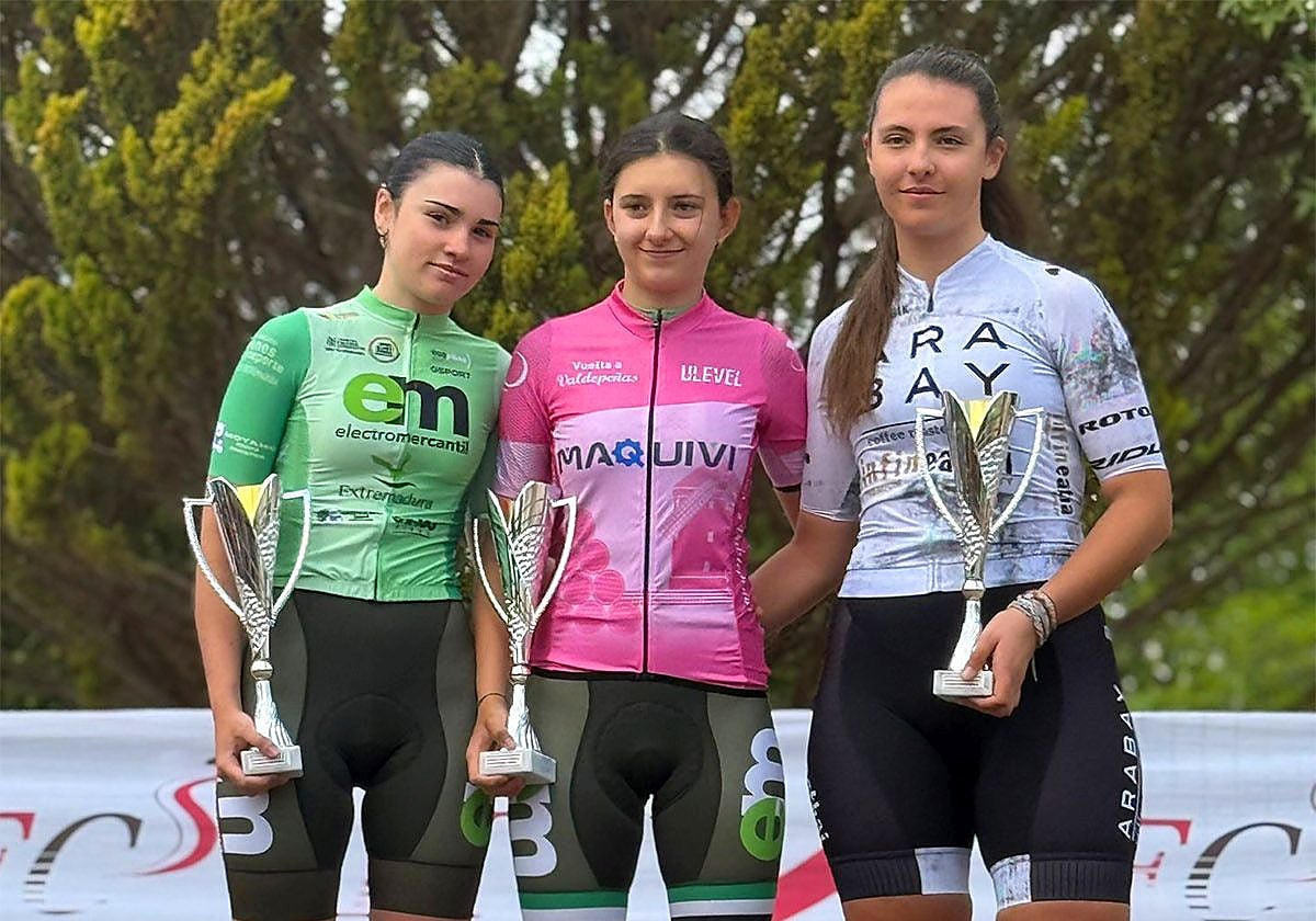 Ana Lospitao en el podio con el maillot rosa como ganadora junto a su compañera Elena Martínez, segunda en categoría cadete.