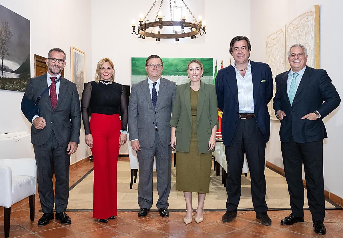 Encuentro institucional entre la presidenta de la Junta y representantes de Cesur