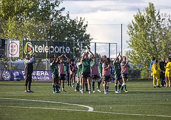 Las jugadoras del Cacereño Femenino saludan a su público tras el partido de la ida ante el Alavés.