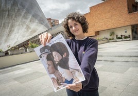 Carla Forero, con su dibujo premiado a las puertas del colegio Santa Teresa de Badajoz.