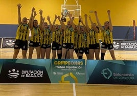 El AD21 Don Benito celebra el triunfo en el Trofeo Diputación de Badajoz.