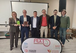 Francisco Román y Manoli Holgado recibieron el homanje de todo el tenis extremeño.