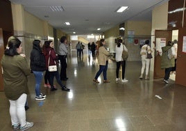 Aspirantes esperan a ser llamados para realizar un examen de la Junta.