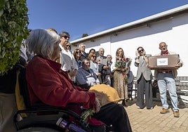Libertad en primer plano, pudo dar por fin sepultura a los restos de su padre.