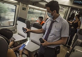Viajeros en el interior de un tren Alvia de la línea Madrid-Extremadura.