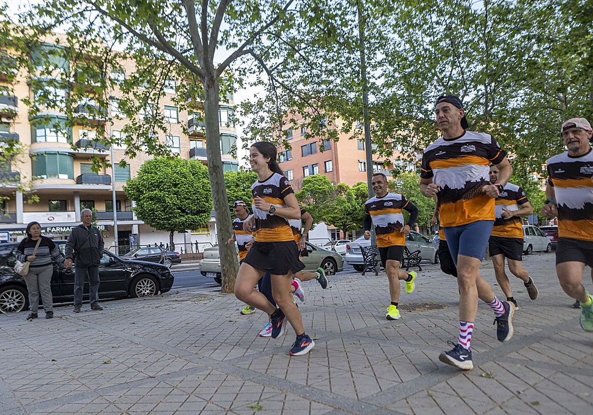 Miembros del club 'Crazyrunners', este martes en la avenida de Alemania de Cáceres en una de sus quedadas periódicas para correr.