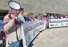 Protesta hoy de los sindicatos docentes ante la Consejería de Educación.