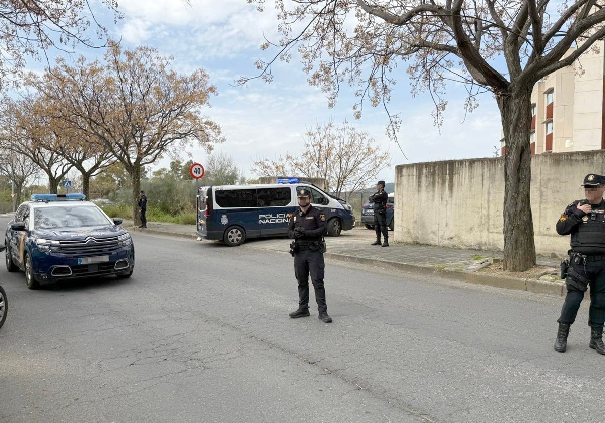 Dispositivo policial en los juzgados de Plasencia.