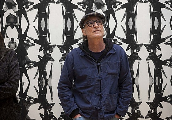 Santiago Sierra este miércoles ante la obra 'El Maelström Infografía' en el Museo de Arte Contemporáneo Helga de Alvear.