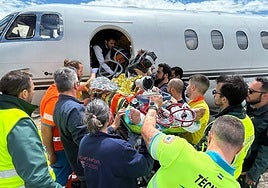 Imagen falicitada por el SES del paciente entrando en el avión conectado al aparato ECMO.