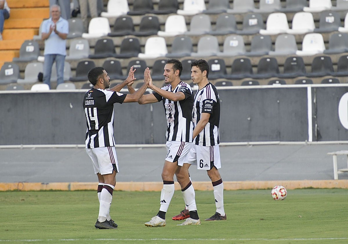 Álex Alegría celebra el tanto de la remontada ante el Azuaga.