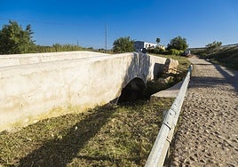 El camino a Bótoa junto al puente sobre el arroyo Herrerín.