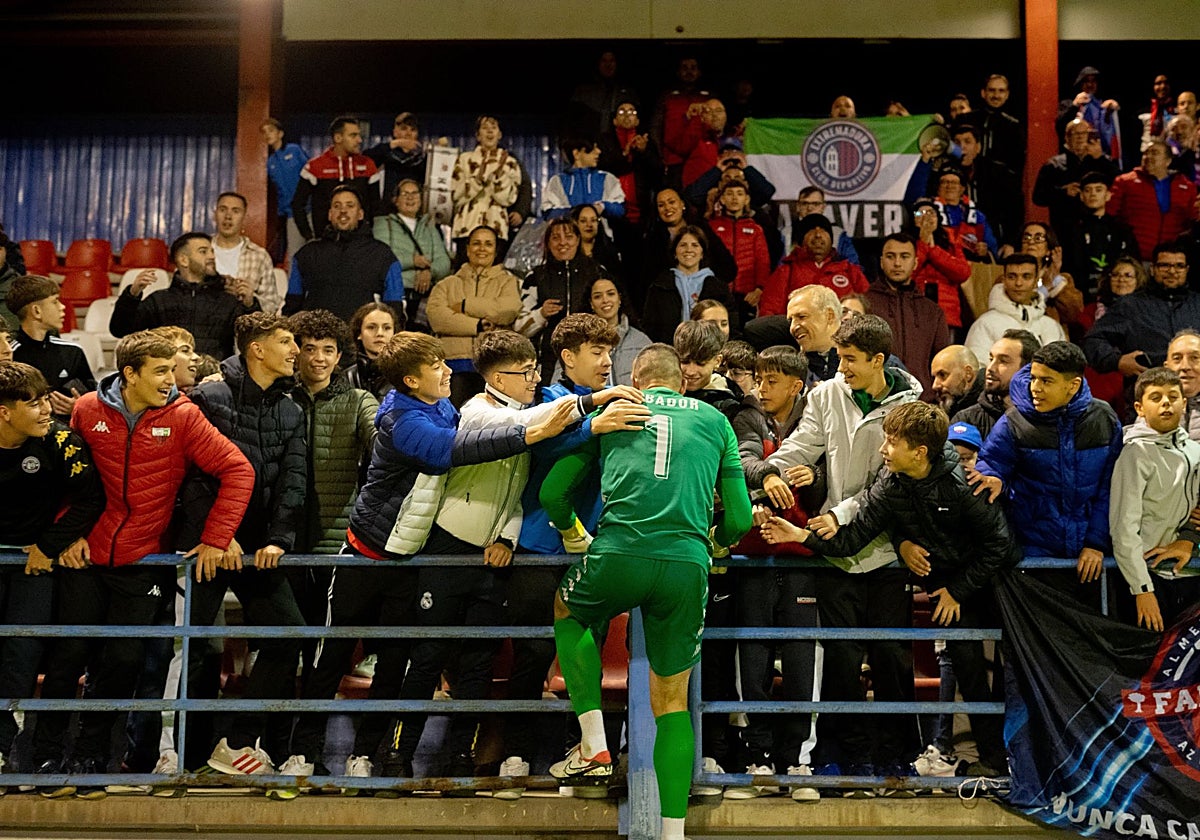 Robador celebra con la afición el ascenso a Segunda RFEF.