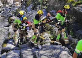 Rescateen una zona de difícil acceso.
