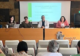 Formación a sanitarios del área de Coria en el uso del 'botón del pánico'.