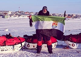 José Trejo posa con la bandera extremeña tras culminar la expedición Mar de Hielo 2025.