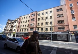 El edificio de Gil Cordero, construido en los años 50, lleva puesto a la venta desde hace cinco meses.