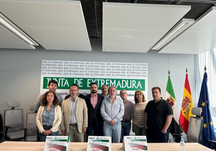 Los sindicatos se encierran en la sede de la Consejería de Educación para exigir homologación salarial