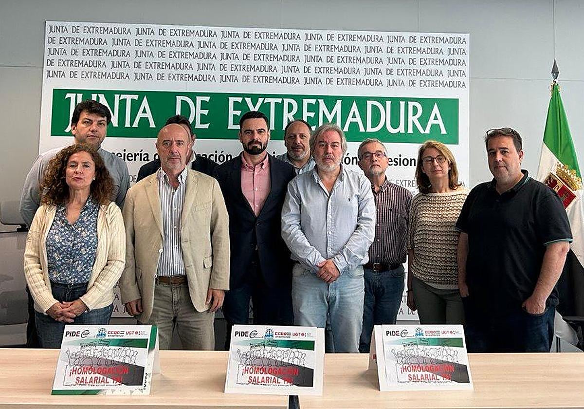 Los sindicatos se encierran en la sede de la Consejería de Educación para exigir homologación salarial