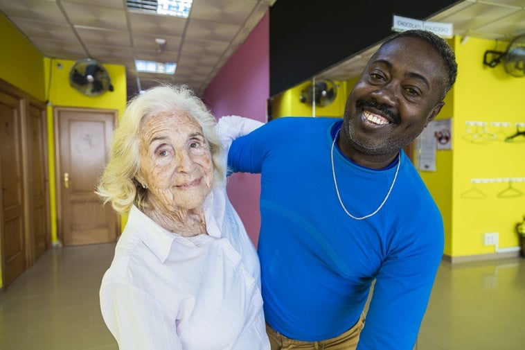 Mercedes baila merengue, salsa y bachata con 93 años