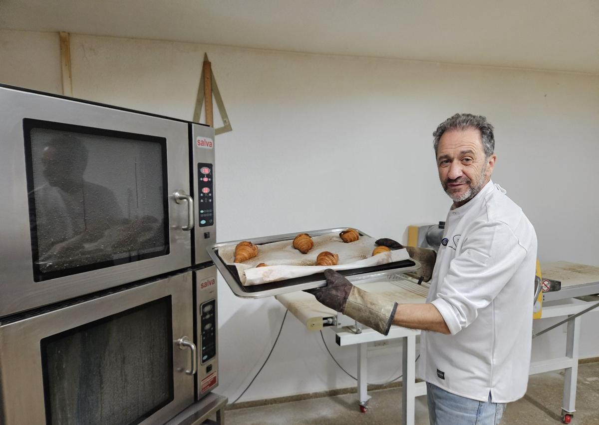 Imagen secundaria 1 - Eugenio Garrido feliz con sus croissants.