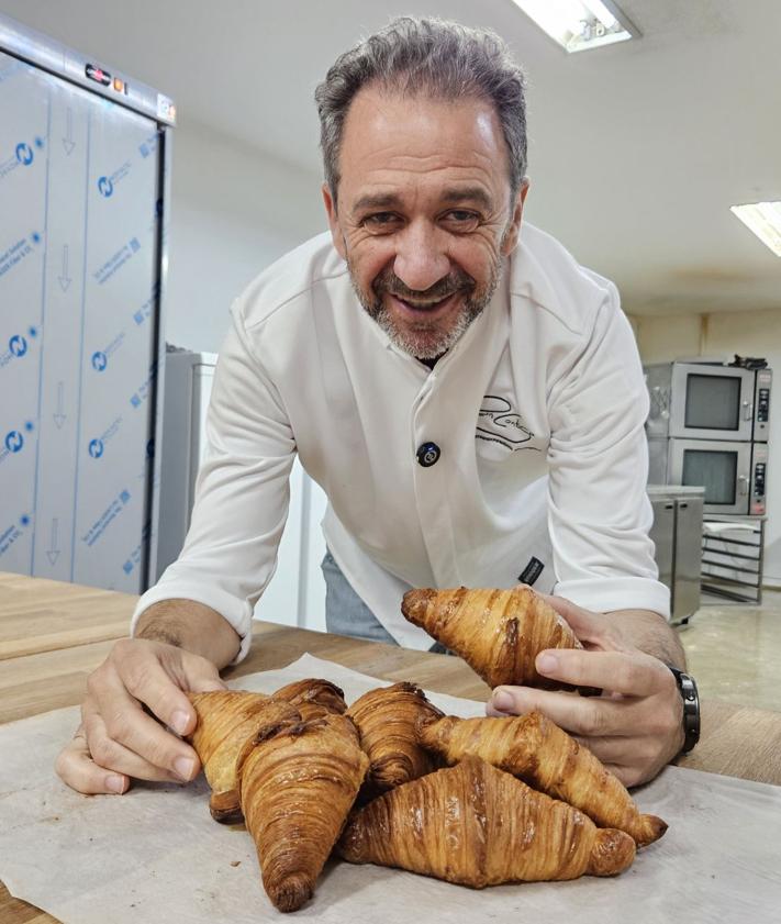 Imagen secundaria 2 - Eugenio Garrido feliz con sus croissants.