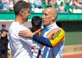 Saludo entre entrenadores en el partido de ida.