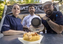 Janira Sánchez (cocinera), Rubén Márquez (propietario) y Manuel Jordán (cocinero), del gastrobar Charlotte, posan junto a la tapa ganadora de Extregusta: brioche de cordero con confituras de cerezas del Jerte.