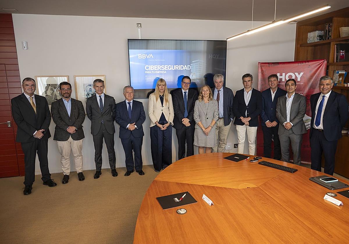Foto de los asistentes y participantes a la mesa coloquio con representantes de BBVA y empresarios.