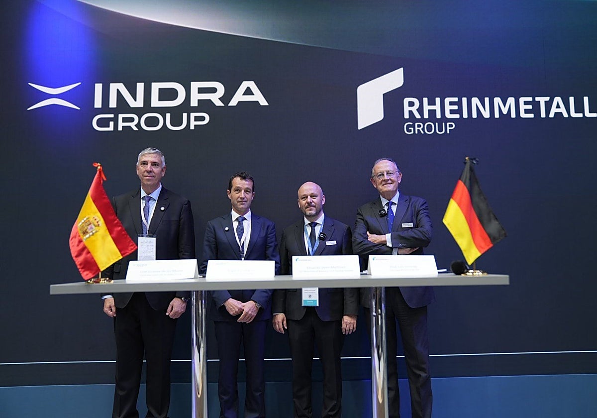 Responsables de las dos compañías, el pasado día 13 en la Feria Internacional de la Defensa, en Madrid.