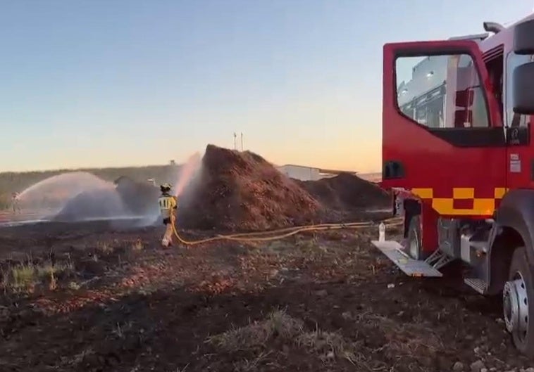 Los bomberos intervienen en un incendio en la planta de Biomasa de Miajadas