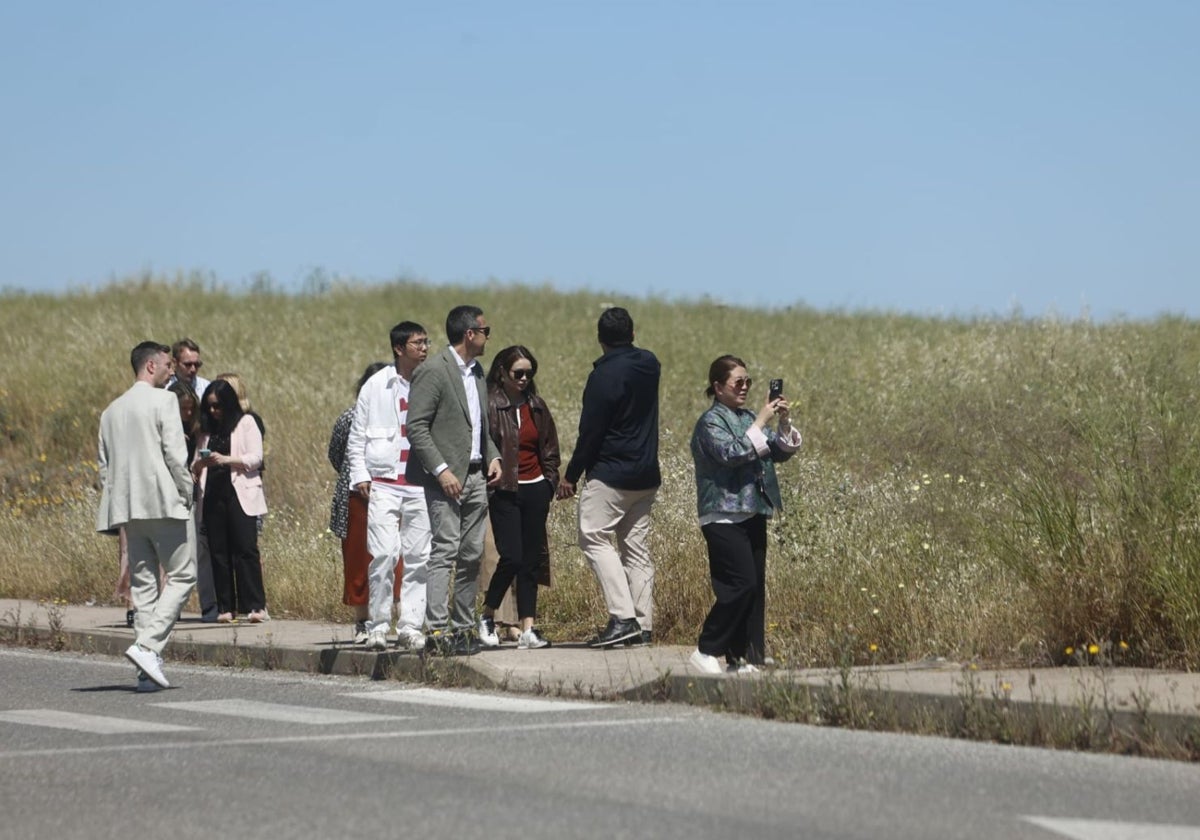 La delegación de la empresa china LUM junto a representantes del Ayuntamiento de Cáceres y la Junta de Extremadura viendo un terreno en el parque empresarial La Mejostilla este viernes.