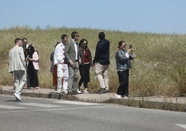 Representantes de LUM viendo terrenos en el parque empresarial de Mejostilla con representantes del Consistorio cacereño y la Junta este viernes.