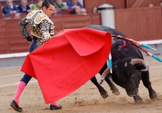 El diestro José María Manzanares en el festejo taurino de la Feria de San Isidro celebrado este viernes en la Monumental de Las Ventas, en Madrid.