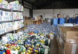 Imagen de archivo de una de las naves llenas de productos donados al Banco de Alimentos.