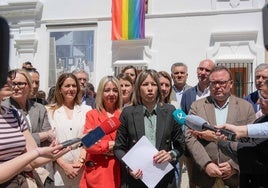 Parlamentarios del PP esta mañana a las puertas de la Asamblea de Extremadura en Mérida.