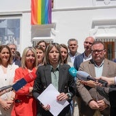 Parlamentarios del PP esta mañana a las puertas de la Asamblea de Extremadura en Mérida.