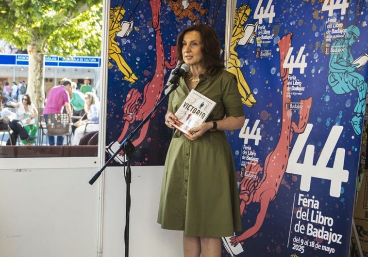 Paloma Sánchez-Garnica en la Feria del Libro de Badajoz: «Hay que conocer la historia para no repetirla»